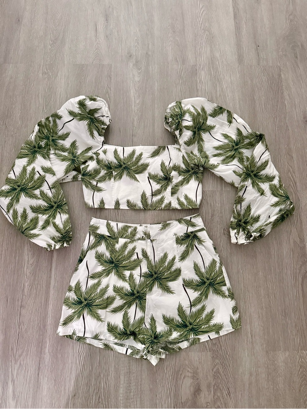 Missguided Palm Print Crop Top & Shorts Set - Green on White size 2 - Picture 2 of 16